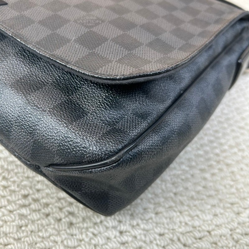 ZZZ LV路易威登黑棋盤格郵差包  經典款 男士單肩斜挎包 黑色肩帶 容量大 日常通勤合適-10