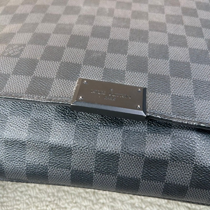 ZZZ LV路易威登黑棋盤格郵差包  經典款 男士單肩斜挎包 黑色肩帶 容量大 日常通勤合適-12