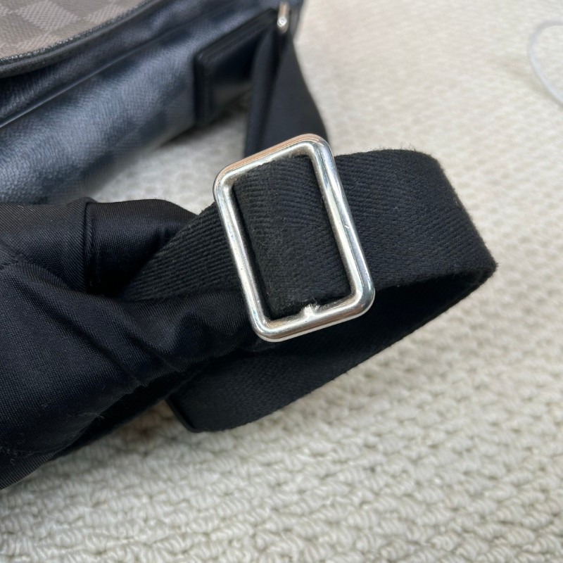 ZZZ LV路易威登黑棋盤格郵差包  經典款 男士單肩斜挎包 黑色肩帶 容量大 日常通勤合適-15