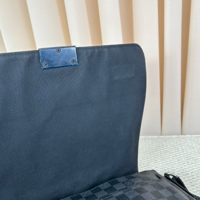 ZZZ LV路易威登黑棋盤格郵差包  經典款 男士單肩斜挎包 黑色肩帶 容量大 日常通勤合適-17