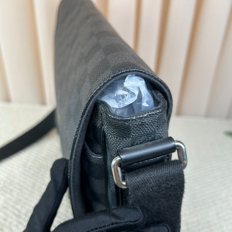 ZZZ LV路易威登黑棋盤格郵差包  經典款 男士單肩斜挎包 黑色肩帶 容量大 日常通勤合適-18