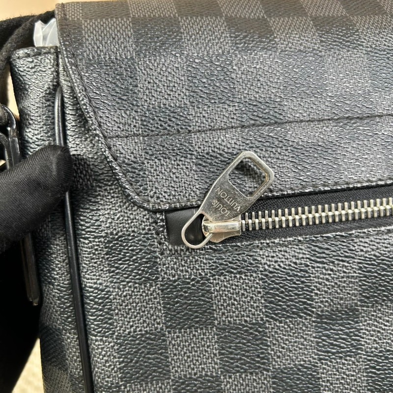 ZZZ LV路易威登黑棋盤格郵差包  經典款 男士單肩斜挎包 黑色肩帶 容量大 日常通勤合適-22