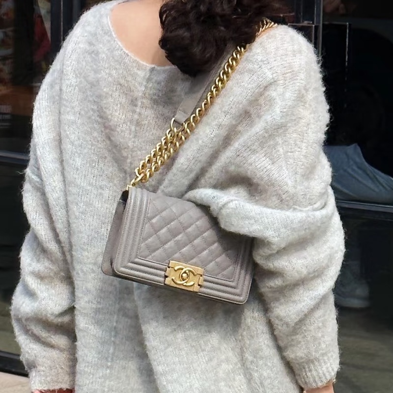 #專櫃2️⃣0️⃣萬 #荔枝皮 香奈兒Leboy20小號 灰色金扣 🉑遇不🉑求的顏色🔥-0