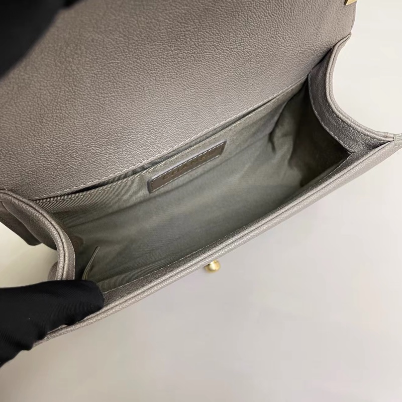 #專櫃2️⃣0️⃣萬 #荔枝皮 香奈兒Leboy20小號 灰色金扣 🉑遇不🉑求的顏色🔥-13