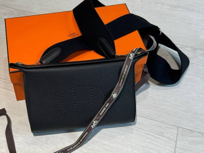 小巴黎二手名牌真品Hermes 餐盤包 胸口包 男女可用 極新-7
