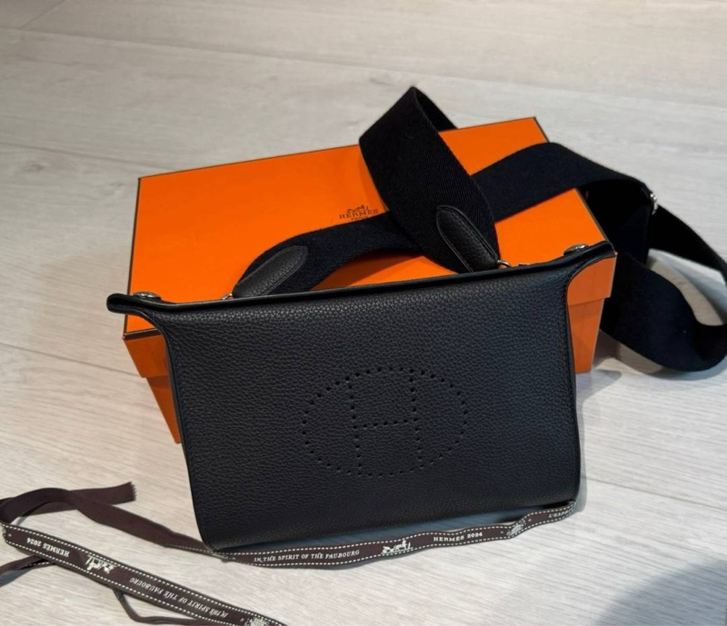 小巴黎二手名牌真品Hermes 餐盤包 胸口包 男女可用 極新-8