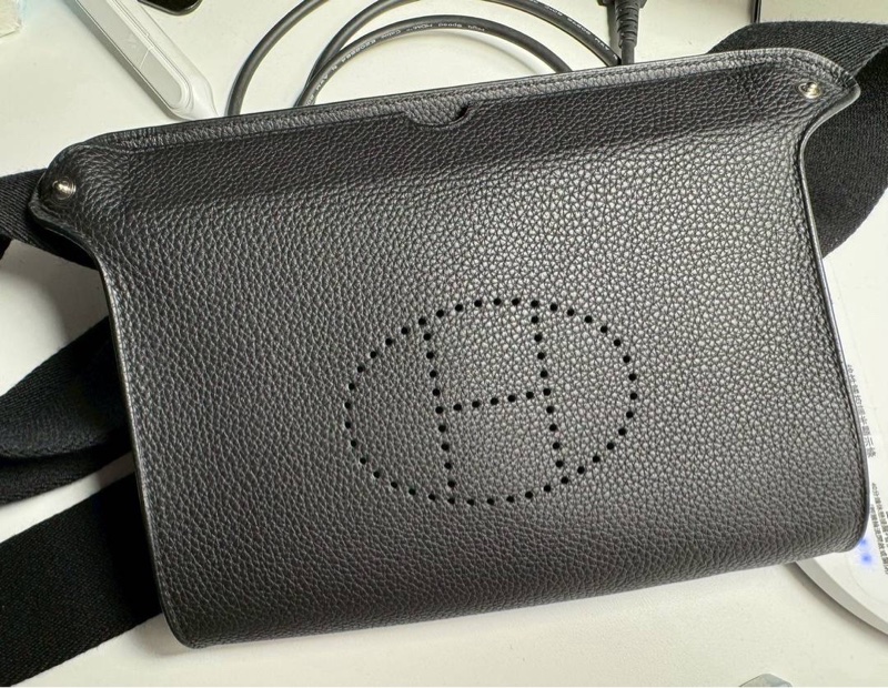 小巴黎二手名牌真品Hermes 餐盤包 胸口包 男女可用 極新-9