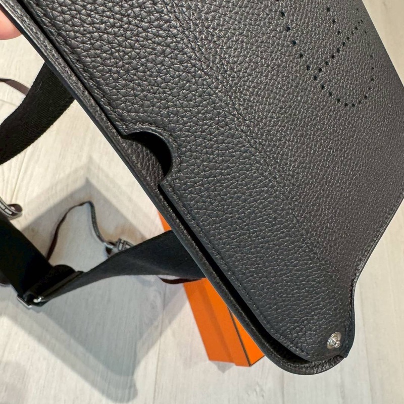 小巴黎二手名牌真品Hermes 餐盤包 胸口包 男女可用 極新-12
