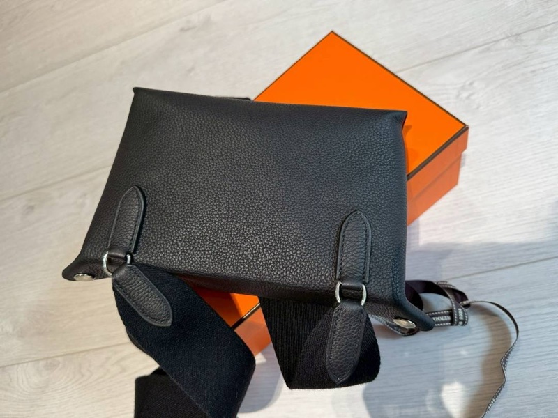 小巴黎二手名牌真品Hermes 餐盤包 胸口包 男女可用 極新-16
