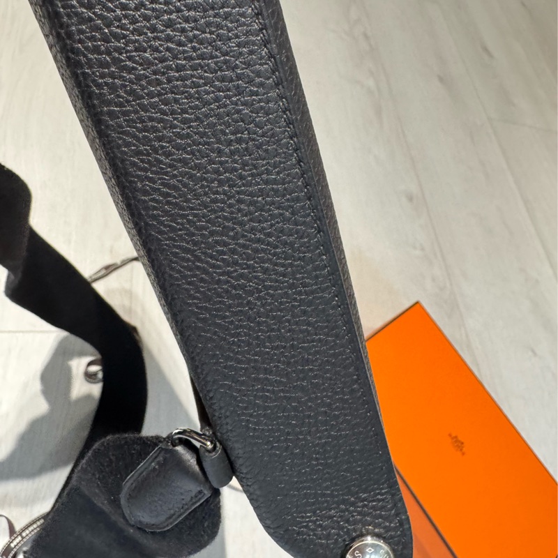 小巴黎二手名牌真品Hermes 餐盤包 胸口包 男女可用 極新-24