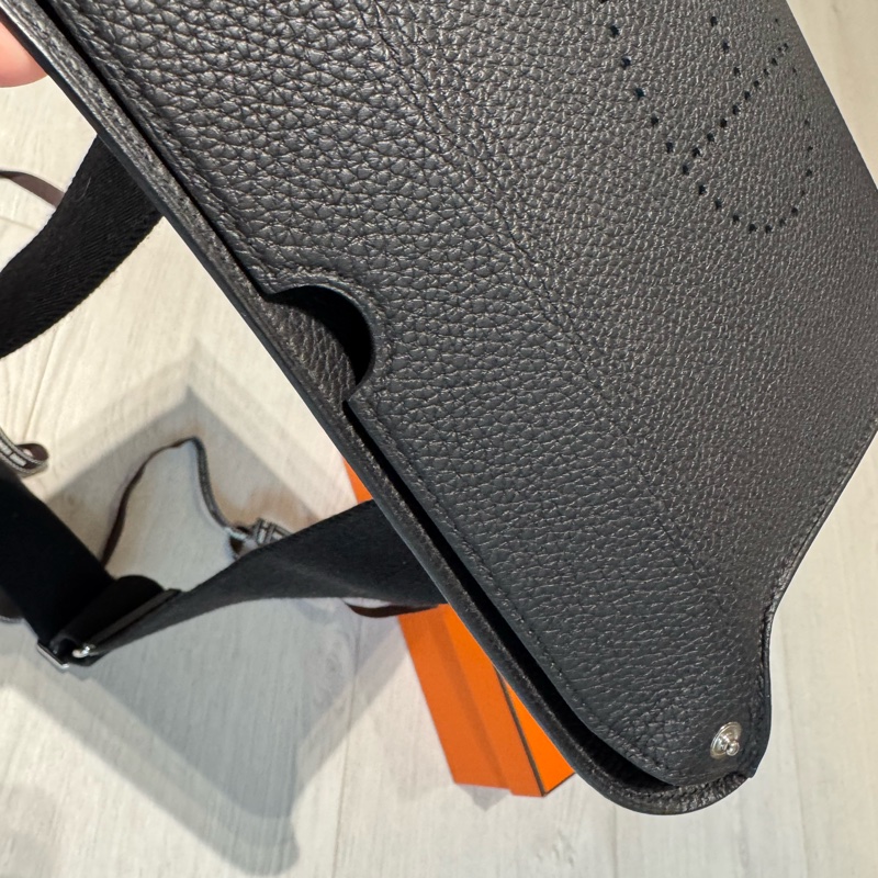 小巴黎二手名牌真品Hermes 餐盤包 胸口包 男女可用 極新-38