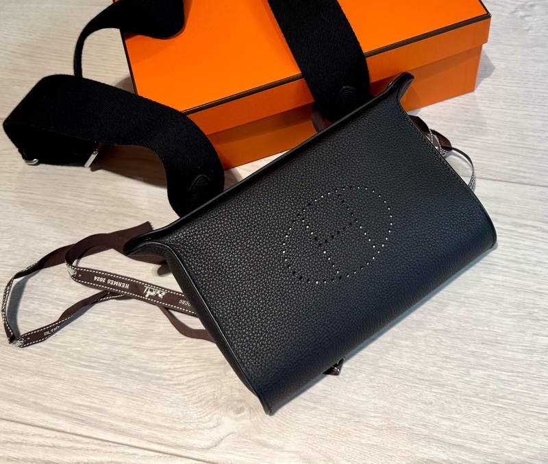 小巴黎二手名牌真品Hermes 餐盤包 胸口包 男女可用 極新-39