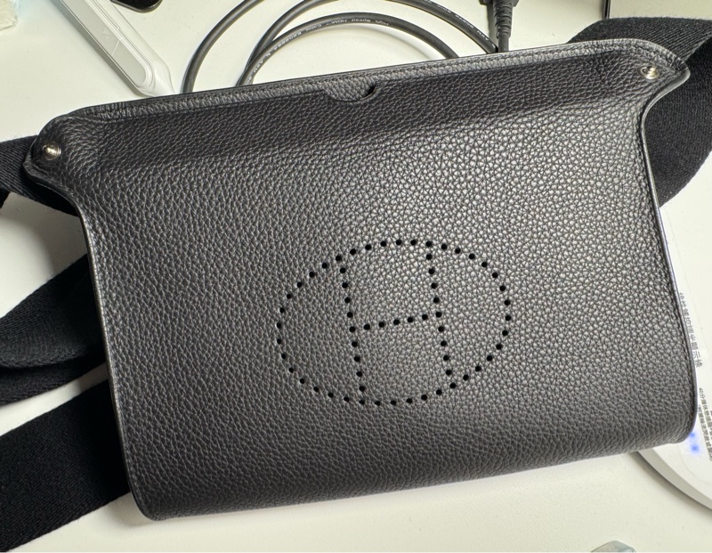 小巴黎二手名牌真品Hermes 餐盤包 胸口包 男女可用 極新-42