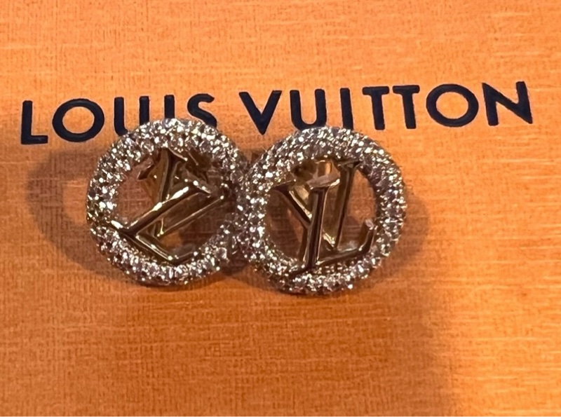 全新沒戴過-稀有-LV耳環/耳針式-1