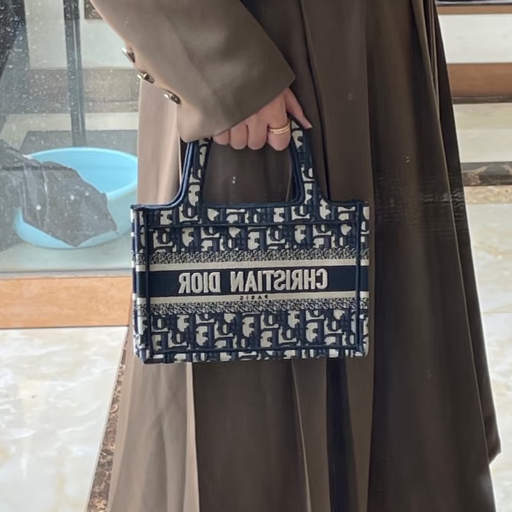 可愛到犯規😍99新🆕Dior迪奧藍色老花刺繡Book tote迷你托特包手提包-0