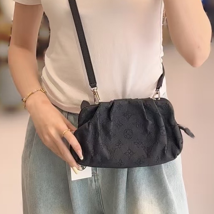 日常優雅款🦢LV路易威登黑色SCALA秀款雲朵包單肩斜挎手拿包☁️-2