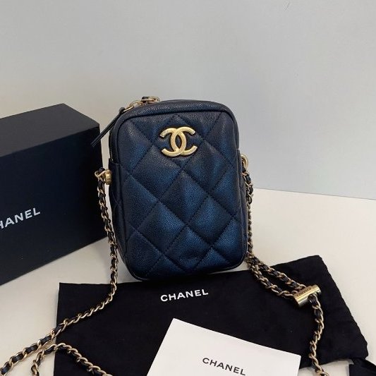 芯片款 Chanel香奈兒 黑金幻彩荔枝牛皮 子彈頭風衣調節扣 豎版鏈條手機包-0