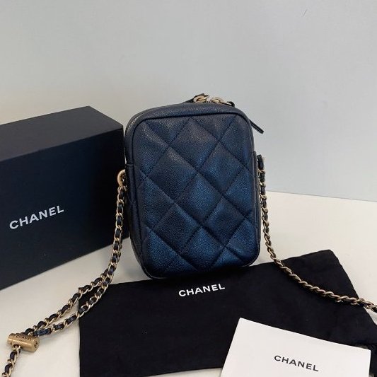 芯片款 Chanel香奈兒 黑金幻彩荔枝牛皮 子彈頭風衣調節扣 豎版鏈條手機包-1