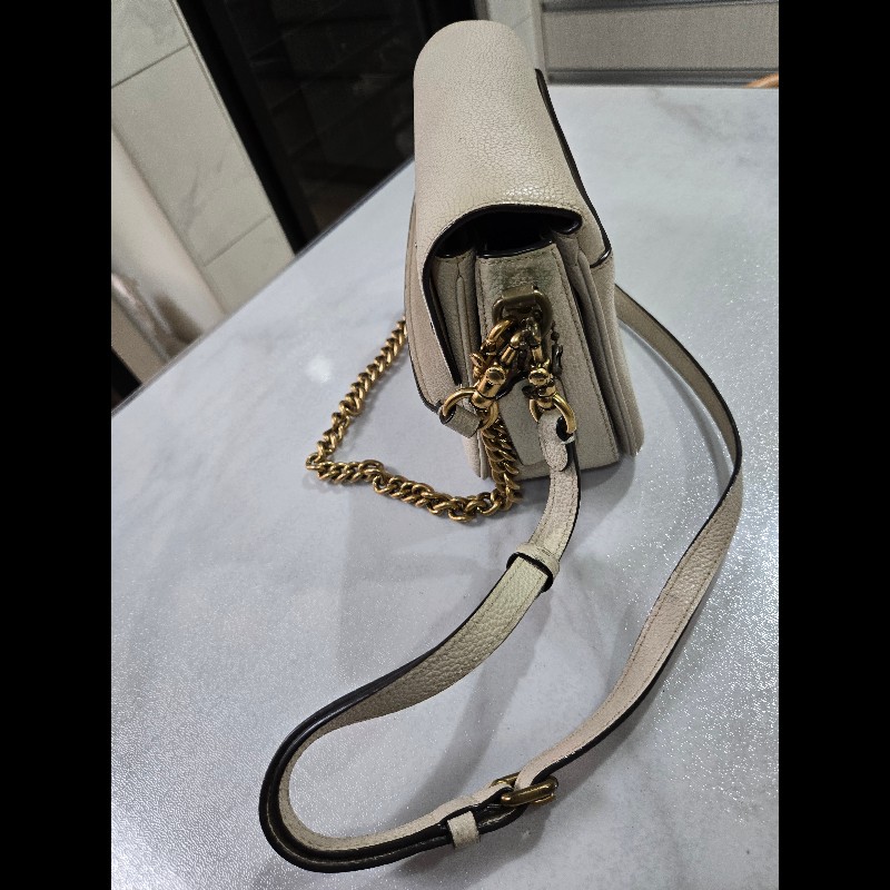 COACH Cassie 19荔枝紋牛皮轉釦式手提包-12