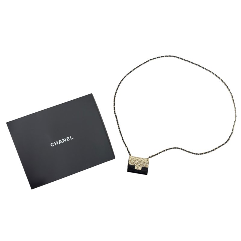 CHANEL 迷你翻蓋包 皮穿鏈 斜揹飾品-1