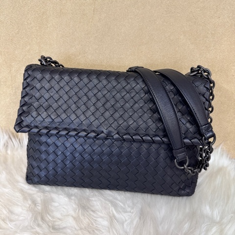 BV Olimpia 黑皮革編織磁吸肩斜背包