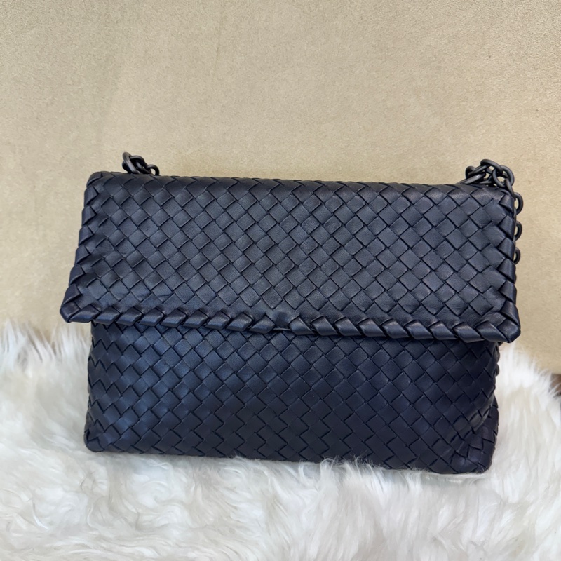 BV Olimpia 黑皮革編織磁吸肩斜背包-1