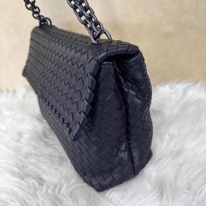 BV Olimpia 黑皮革編織磁吸肩斜背包-4