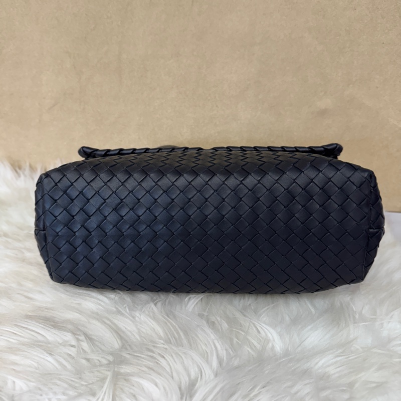 BV Olimpia 黑皮革編織磁吸肩斜背包-5