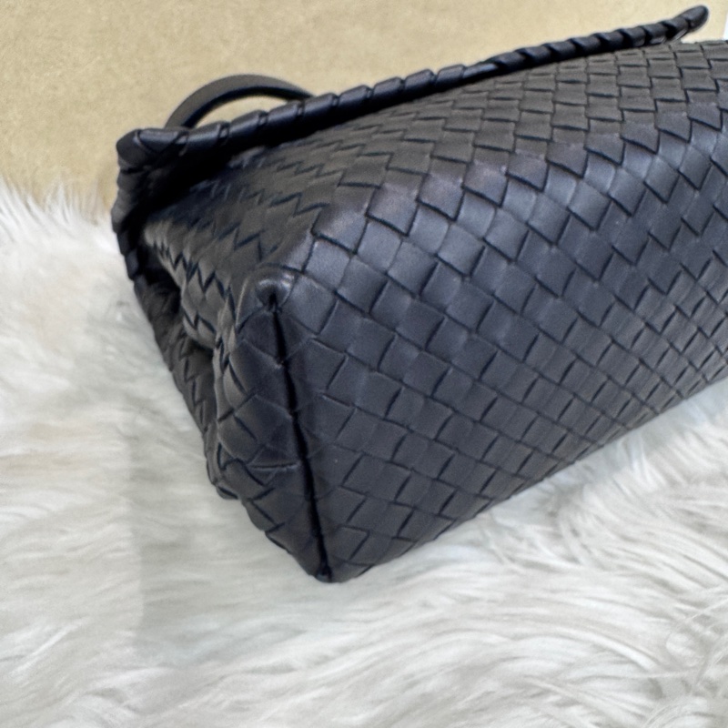 BV Olimpia 黑皮革編織磁吸肩斜背包-6