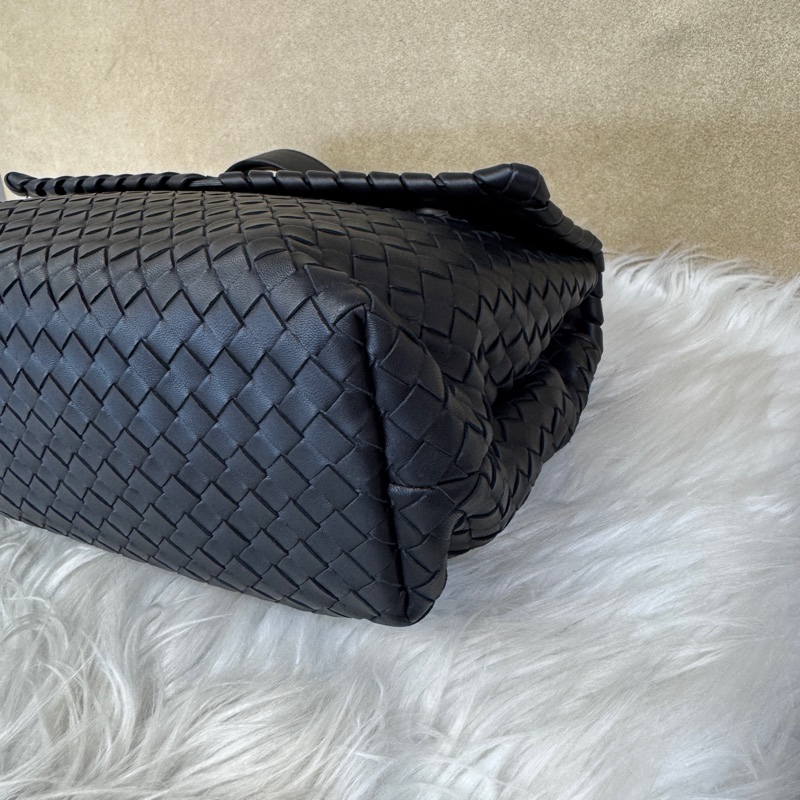 BV Olimpia 黑皮革編織磁吸肩斜背包-7