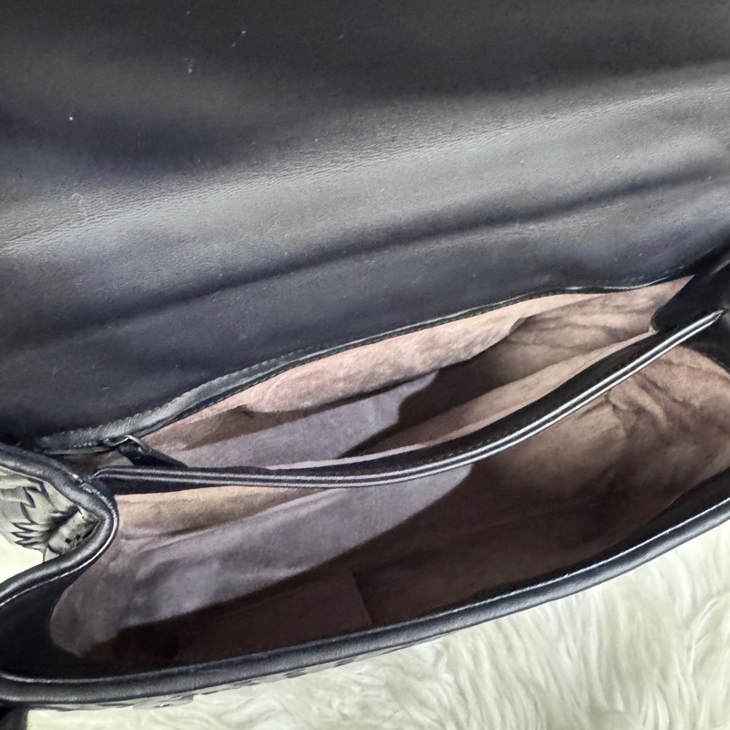 BV Olimpia 黑皮革編織磁吸肩斜背包-9