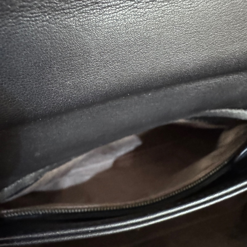 BV Olimpia 黑皮革編織磁吸肩斜背包-10