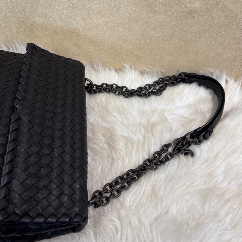 BV Olimpia 黑皮革編織磁吸肩斜背包-11