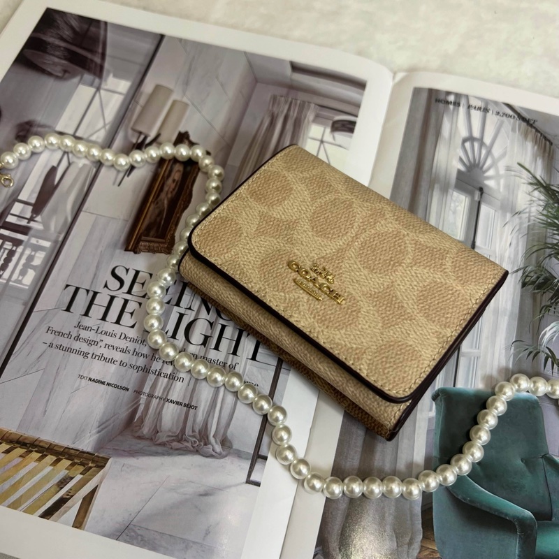 COACH 淡奶茶老花經典短夾-0