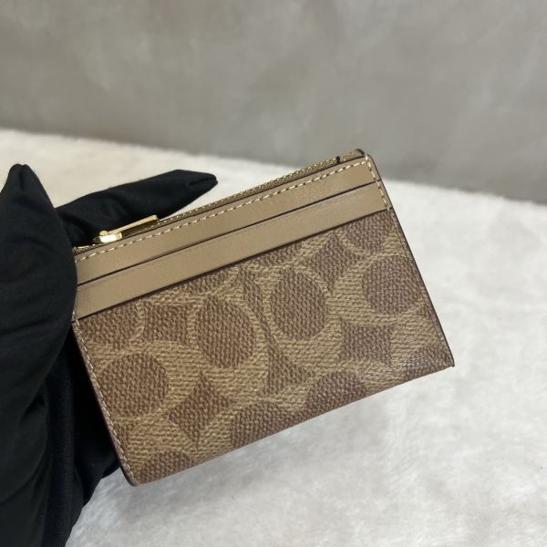 COACH 淡奶茶老花經典短夾-2