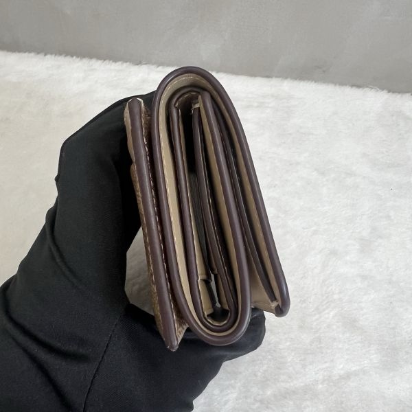 COACH 淡奶茶老花經典短夾-3