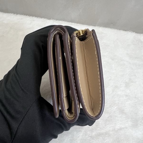 COACH 淡奶茶老花經典短夾-4