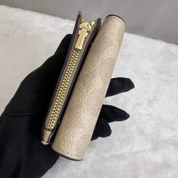 COACH 淡奶茶老花經典短夾-6