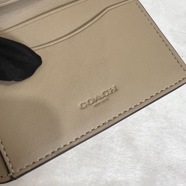 COACH 淡奶茶老花經典短夾-7