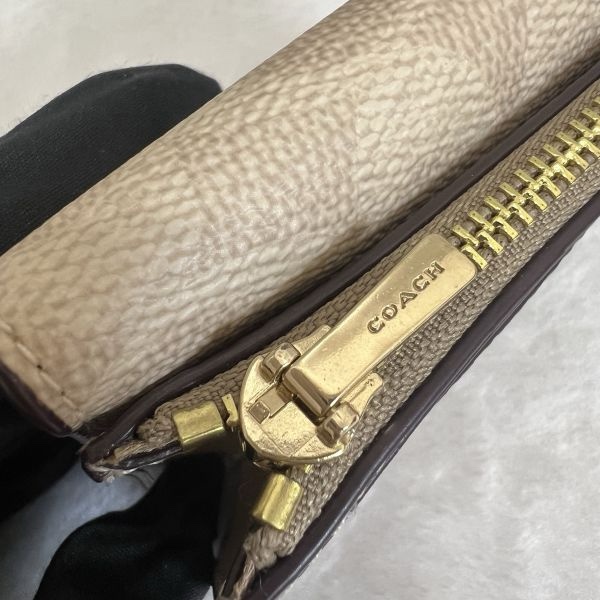 COACH 淡奶茶老花經典短夾-11