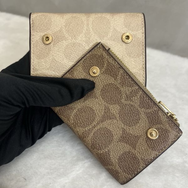 COACH 淡奶茶老花經典短夾-13