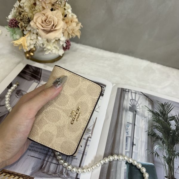 COACH 淡奶茶老花經典短夾-14