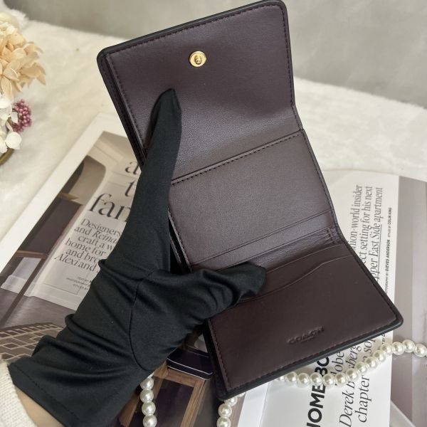 COACH 黑色拼接老花三折短夾-9