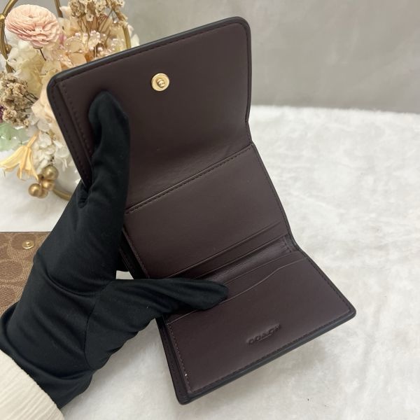 Coach 黑色老花三折短夾-11