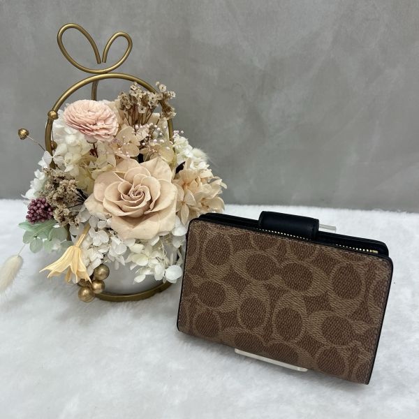 Coach 卡其老花按扣式翻蓋短夾-2