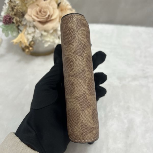 Coach 卡其老花按扣式翻蓋短夾-6