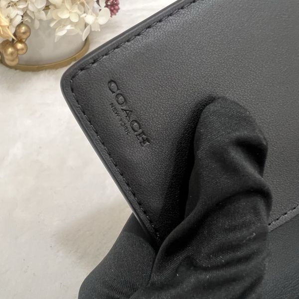 Coach 卡其老花按扣式翻蓋短夾-9