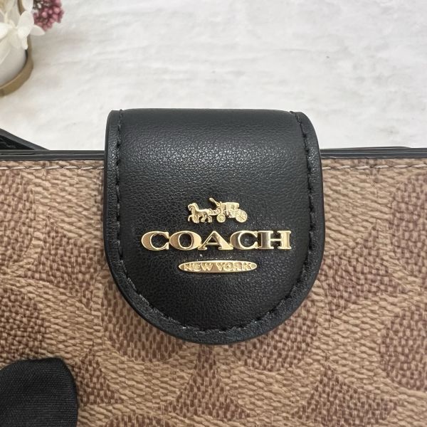 Coach 卡其老花按扣式翻蓋短夾-13