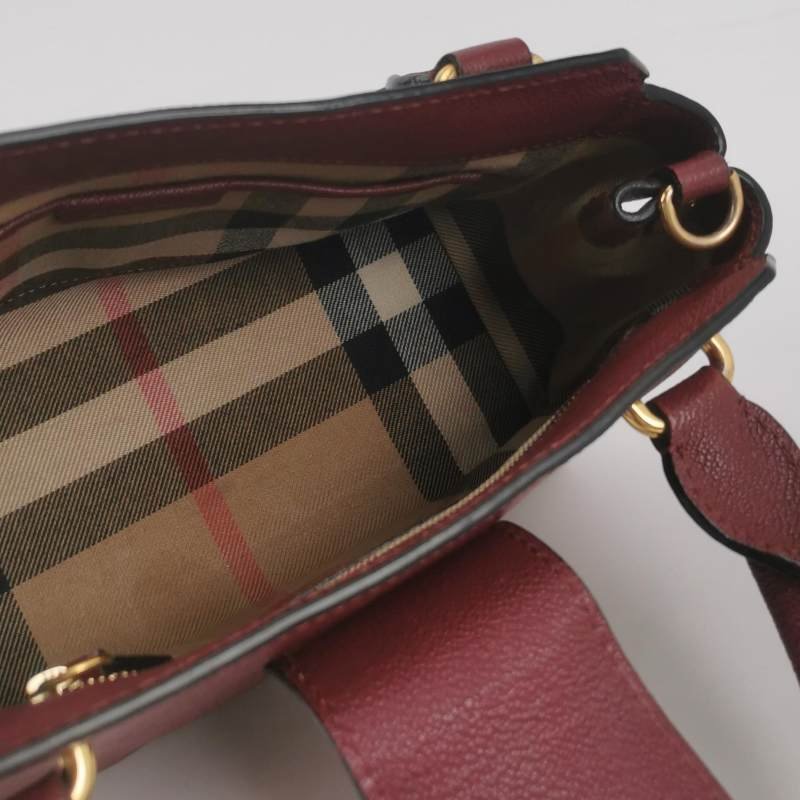 Burberry The Banner班納牛皮純色金屬字母logo雙搭扣斜挎包-6