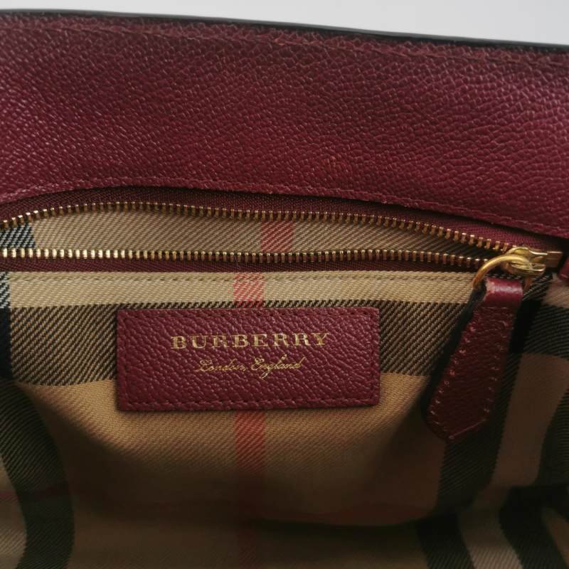Burberry The Banner班納牛皮純色金屬字母logo雙搭扣斜挎包-7